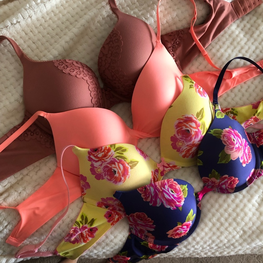 SOLD. Bundle of 4 Victoria’s Secret Bras